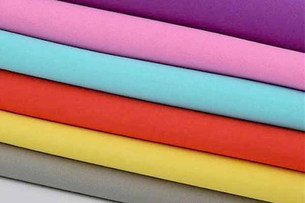 كيف تختار القماش المناسب لكل قطعة ملابس