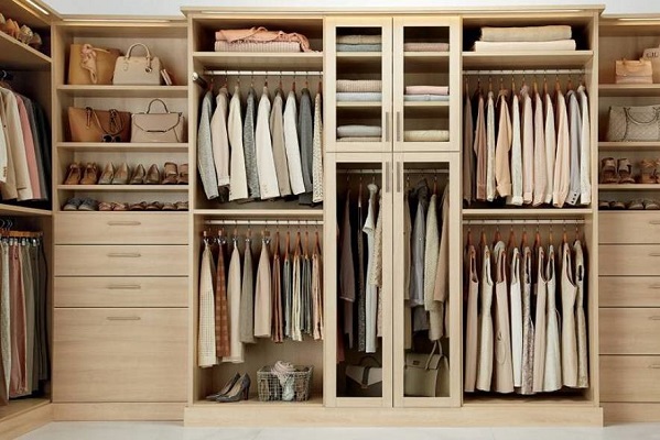 تنظيم خزانة الملابس: فن الترتيب والطي