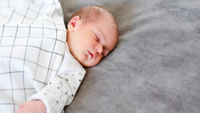 كيف تنظمين نوم الرضيع من اليوم الأول حتى عامه الأول