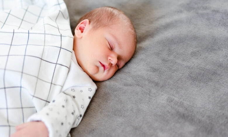 كيف تنظمين نوم الرضيع من اليوم الأول حتى عامه الأول